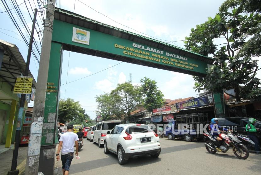 Pintugerbang lokasi wisata kain Cogondewah, Kota Bandung, Ahad (11/3).