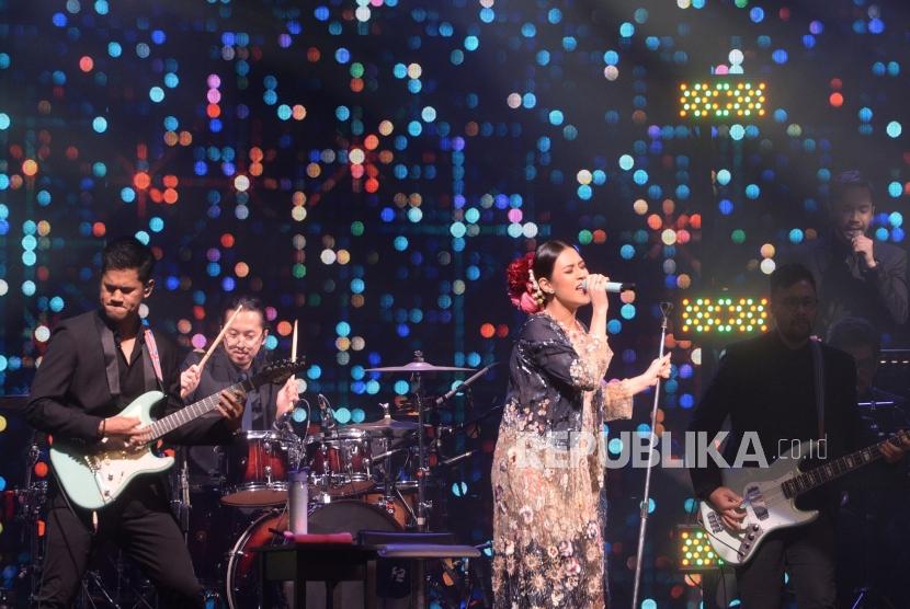 Konser Raisa. Penyanyi Raisa tampil dalam konser bertajuk Fermata Intimate Concert di Jakarta, Rabu (22/11).