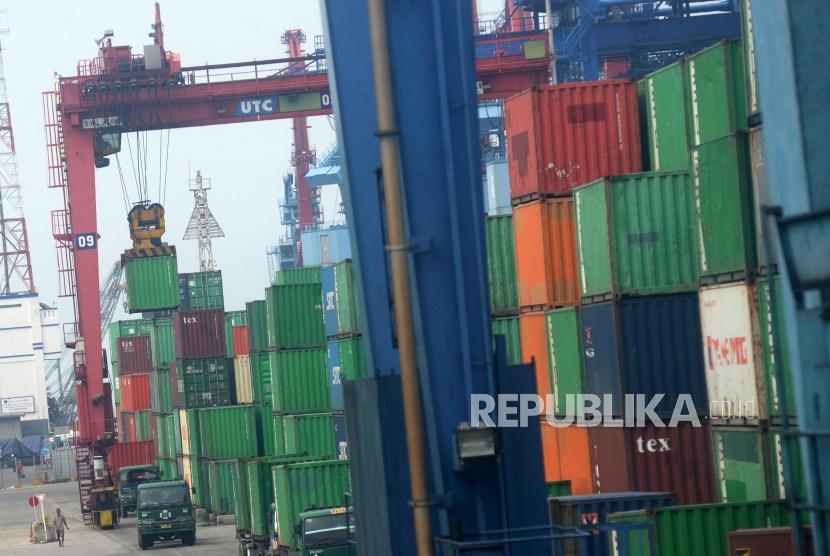 Aktivitas bongkar muat peti kemas di Pelabuhan Tanjung Priok, Jakarta, Rabu (15/11).