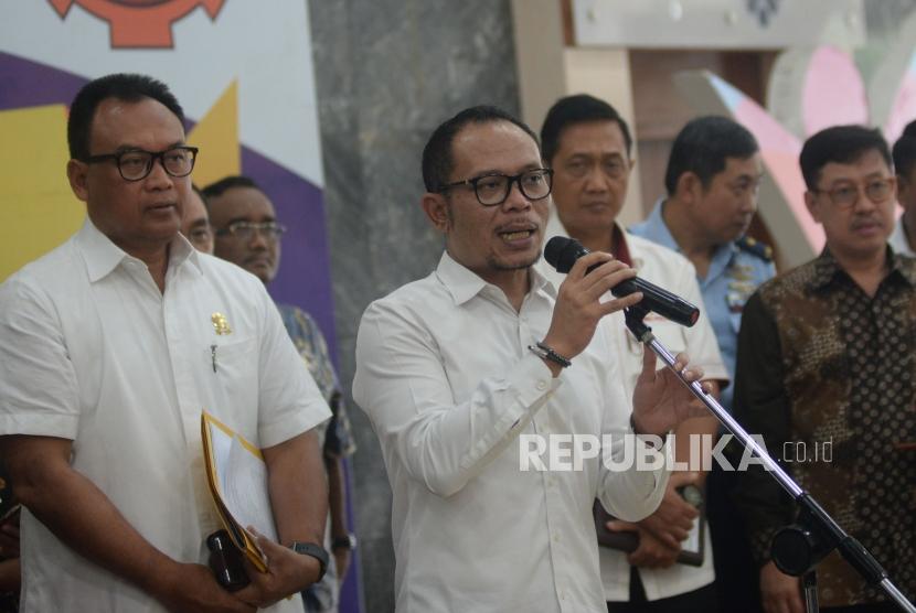 Menaker Hanif Dhakiri memberikan keterangan terkait pembentukan satgas pengawasan Tenaga Kerja Asing (TKA) di Kantor Kemnaker, Jakarta, Kamis (17/5).