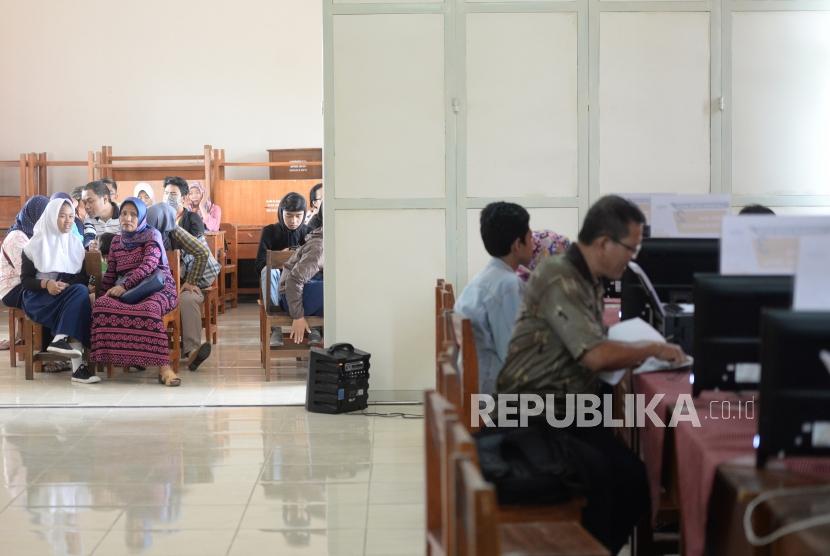 Sistem Zonasi Penerimaan Siswa  Baru. Wali murid mengisi data calon siswa di SMAN 8 Depok, Jawa Barat, Kamis (7/6).