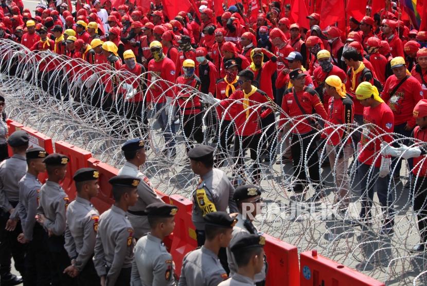 Massa buruh yang tergabung dari berbagai elemen melakukan aksi Hari Buruh Internasional di Jalan Imam Bonjol, Jakarta, Selasa (1/5).