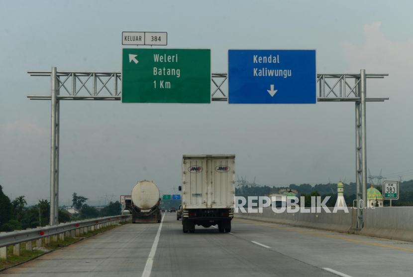 Sejumlah kendaraan melintasi Jalan Tol Batang-Semarang, Batang, Jawa Tengah. Menteri PUPR mendorong BUJT tingkatkan kualitas layanan jalan tol, termasuk rest area-nya.