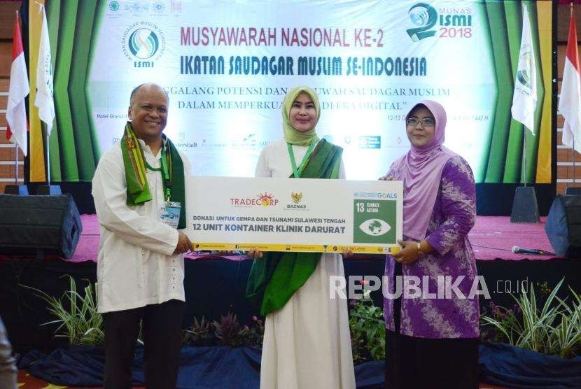 Ketua Umum Ikatan Saudagar Muslim Se-Indonesia (ISMI) Ilham A Habibie (kiri) memperlihatkan mockup  bantuan untuk korban gempa dan tsunami bekerjasama dengan Baznas saat acara Musyawarah Nasional (Munas) ke-2, di Hotel Grand Asrilia, Kota Bandung, Jumat (12/10).