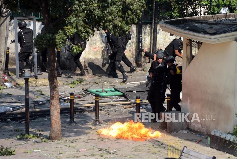 Sejumlah anggota brimob dilempari bom molotov saat terjadi kerusuhan di Jalan Jatibaru Raya, Tanah Abang, Jakarta, Rabu (22/5).