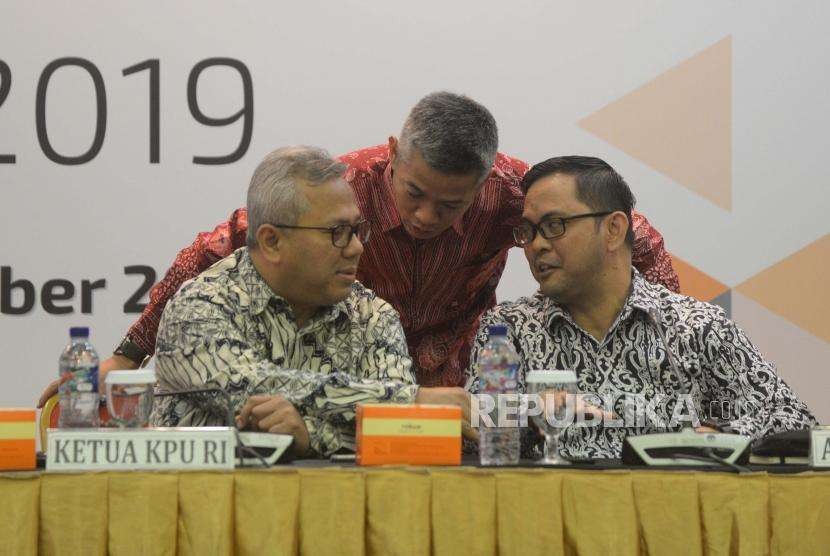 Ketua KPU, Arief Budiman  (kiri) berbincang dengan Anggota KPU Viryan (kanan) dan Wahyu Setiawan (tengah)  dalam acara rapat pleno terbuka  Rekapitulasi Daftar Pemilih Tetap untuk pemilu 2019 di  Kantor KPU, Jakarta, Rabu (9/5).