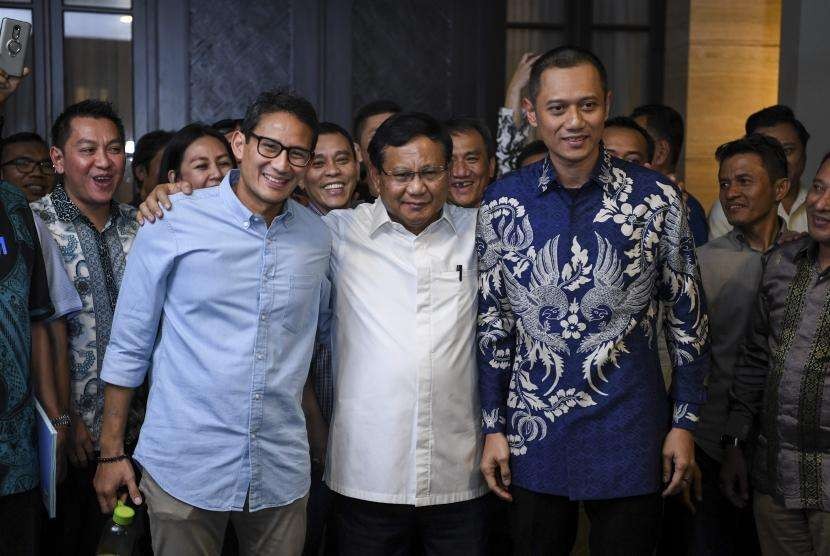 [Ilustrasi] Bakal calon Presiden Prabowo Subianto (tengah) merangkul bakal calon Wakil Presiden Sandiaga Uno (kiri) dan Komandan Satuan Tugas Bersama Partai Demokrat Agus Harimuri Yudhoyono (kanan).