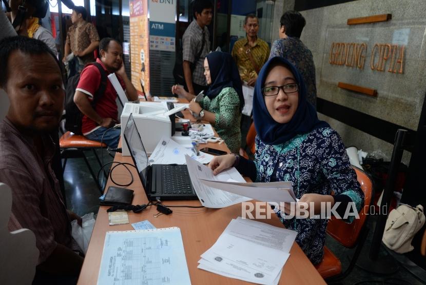 Pendaftaran Mudik Gratis. Warga mendaftar mudik gratis di Kementerian Perhubungan, Jakarta, Senin (2/4).