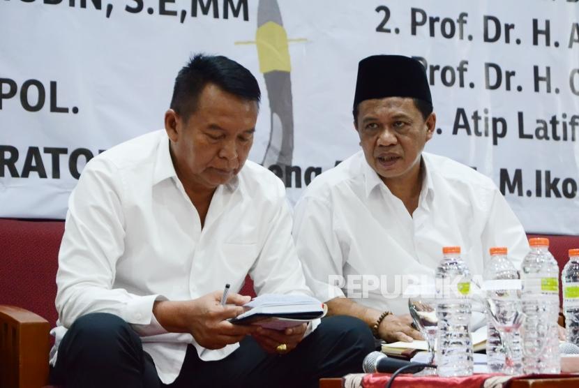 Paslon gubernur dan wakil gubernur Jawa Barat TB Hasanudin (kiri) dan Anton Charliyan (kanan) 