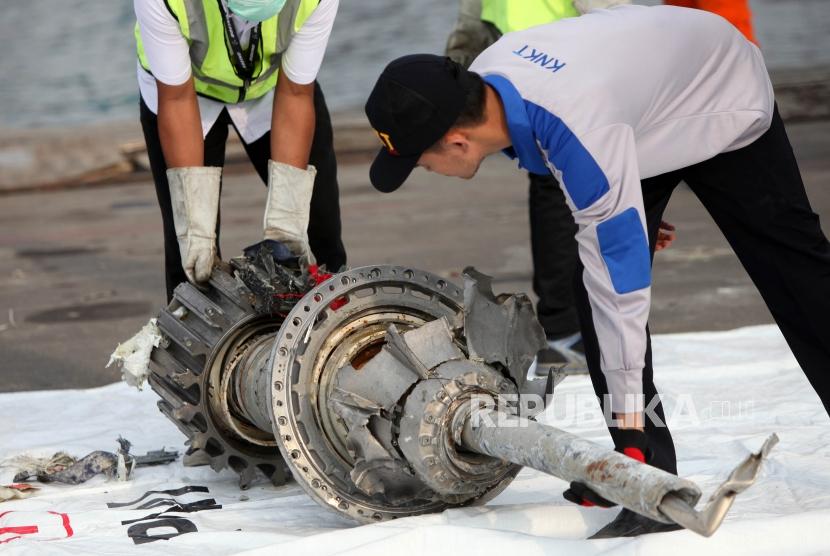 Debris of crashed Lion Air JT 610 was retreived from Tanjung Karawang waters in West Java and brought to Tanjung Priok Port, Jakarta, Wednesday (Nov 7).