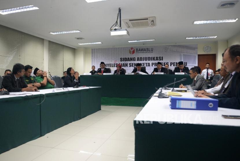 Ketua Bawaslu Abhan memimpin sidang Adjudikasi penyelesaian sengketa proses pemilu beragendakan pembacaan putusan dengan pemohon Partai Bulan Bintang (PBB) di Kantor Bawaslu, Jakarta, Ahad (4/3).