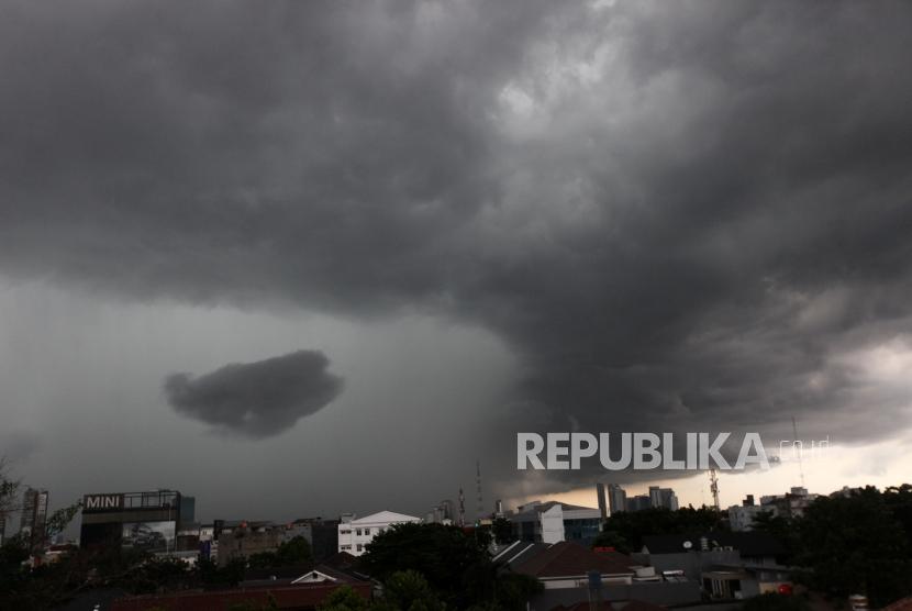 Awan hitam disertai hujan di Kawasan Jakarta.