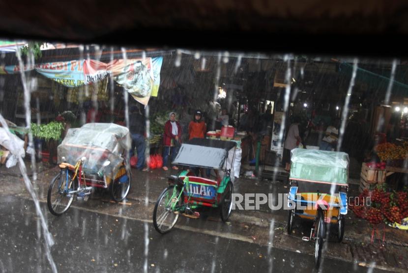 Sejumlah tukang becak menunggu penumpang di Kawasan Pasar Bahari, Jakarta, Kamis (18/1).