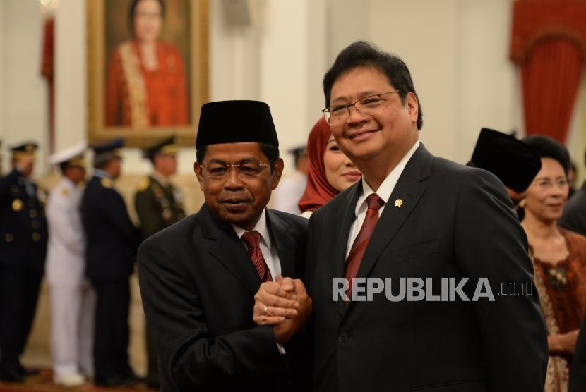 Pelantikan Menteri dan KASAU. Menteri Sosial Idrus Marham menerima ucapan selamat dari Ketum Partai Golkar Airlangga Hartarto (kanan) usai mengikuti pegambilan sumpah pejabat negara oleh Presiden Joko Widodo di Istana Negara, Jakarta, Rabu (17/1).