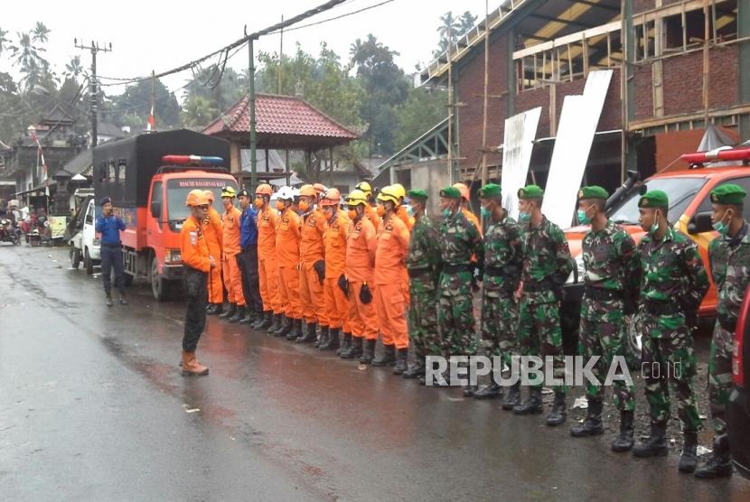 Sejumlah personel gabungan disiagakan mengatasi ancaman lahar dingin akibat semburan lahar Gunung Agung. 