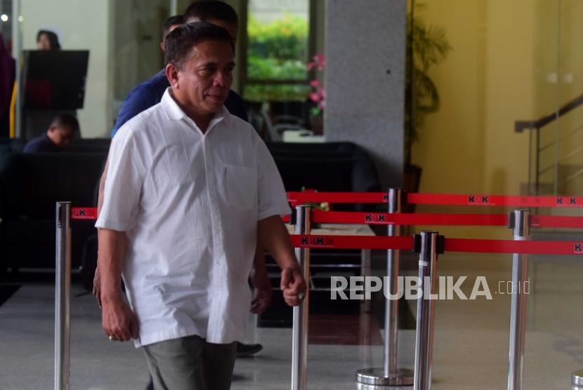 Gubernur Aceh, Irwandi Yusuf (tengah) tiba di Komisi Pembarantasan Korupsi, Jakarta, Rabu (4/7).