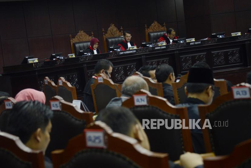 Ketua Mahkamah Konstitusi Anwar Usman didampingi Hakim Mahkamah Konstitusi Arief Hidayat dan Enny Nurbaningsih saat memimpin jalanya sidang perdana Perselisihan Hasil Pemilihan Umum (PHPU) Pileg 2019 untuk DPR dan DPRD Jawa Timur di Mahkamah Konstitusi, Jakarta, Selasa (9/7).