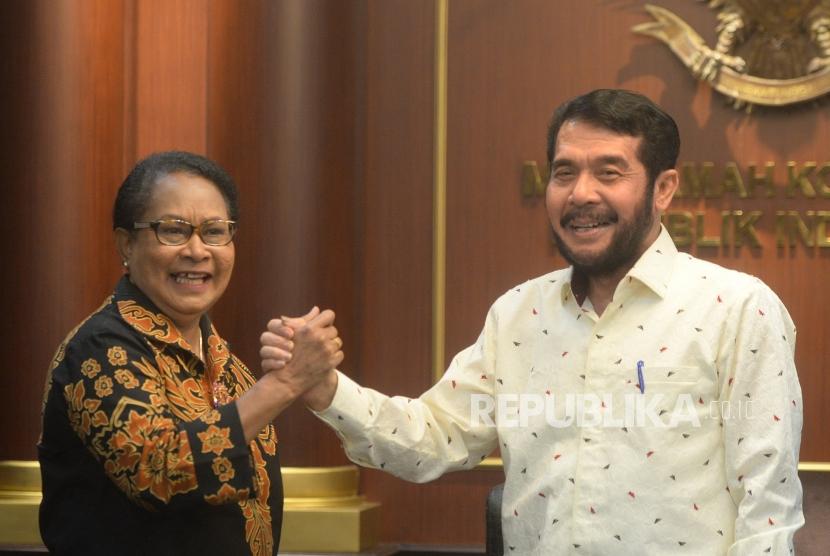 Udiensi MK dengan Menteri PPA. Ketua Mahkamah Konstitusi Anwar Usman (kanan) menerima Menteri PPA Yohana Yembise di Gedung MK, Jakarta, Rabu (26/12).