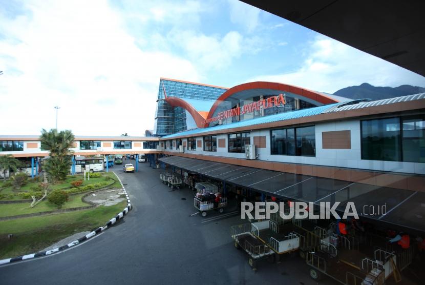 Aktivitas Bandara Sentani, Jayapura, Papua, Rabu (15/11). Pemerintah Kabupaten Jayapura bersama Dinas Perhubungan dan pihak otoritas bandara Sentani Jayapura berupaya mengembangkan bandara Sentani menjadi Banda Internasional