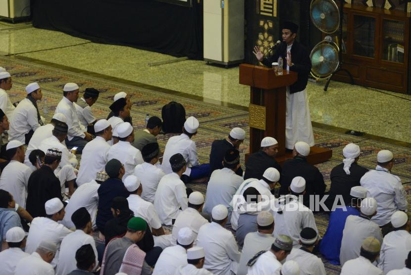 Ustaz Muzzamil Hasballah saat memberikan tausiyah usai Shalat Maghrib pada acara Dzikir Nasional di Masjid Agung At Tin, Jakarta, Senin (31/12).