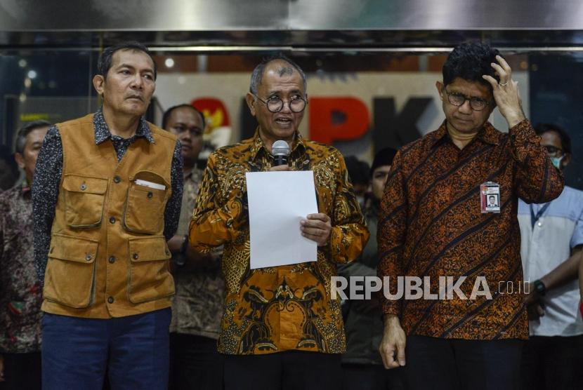 Ketua KPK Agus Rahardjo bersama Wakil Ketua KPK Laode M Syarif dan Saut Situmorang memberikan keterangan pers di Gedung KPK, Jakarta, Jumat (13/9).