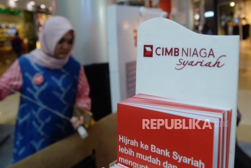 Nasabah mencari informasi perbankan syariah di booth Bank CIMB Niaga Syariah, Jakarta, Ahad (19/11).