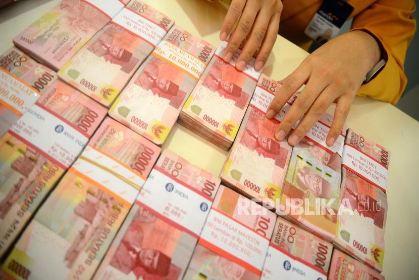 Rupiah Makin Melemah. Petugas menghitung mata uang Rupiah di Bank Mandiri, Jakarta, Senin (5/3).
