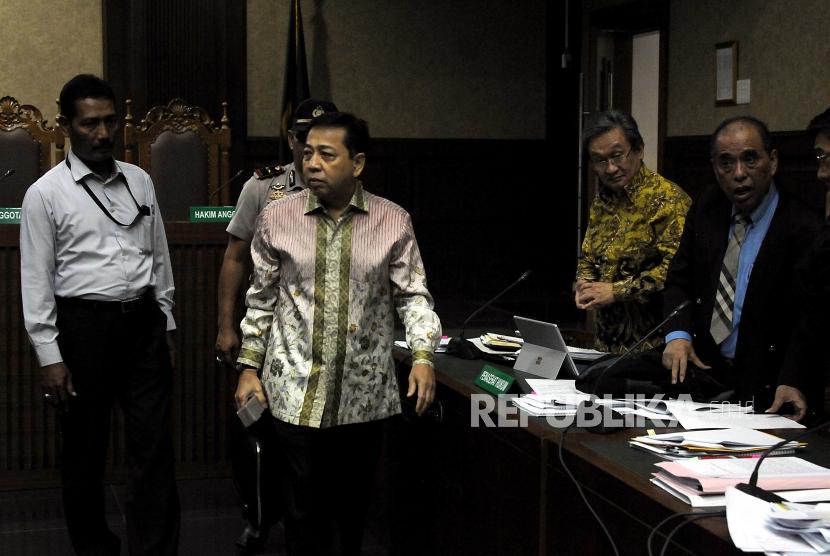 Terdakwa kasus korupsi pengadaan KTP elektronik Setya Novanto (kedua kiri) meninggalkan ruangan usai sidang di Pengadilan Tipikor Jakarta, Senin (29/1).