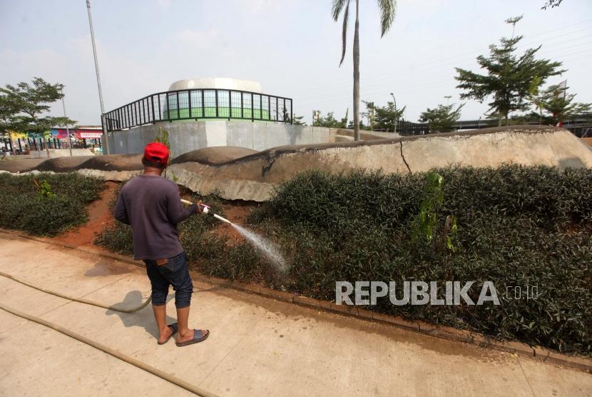 Petugas Dinas Kehutanan DKI Jakarta melakukan perawatan di Ruang Publik Terpadu Ramah Anak (RPTRA) Kalijodo, Jakarta Utara, Selasa (24/7).