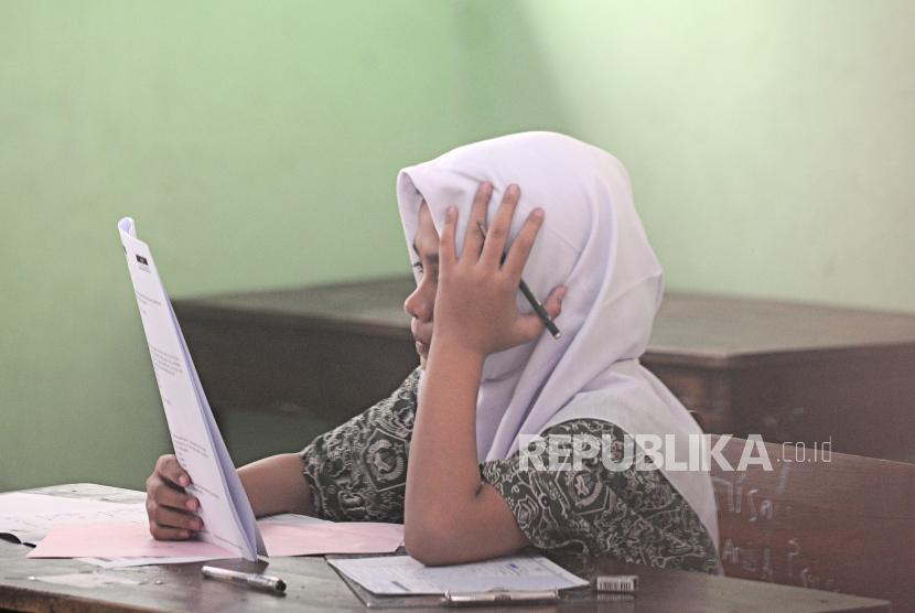 Pelajar melaksanakan Ujian Sekolah Berstandar Nasional (USBN) di Madrasah Ibtidaiyah (MI) Attahiriyah II, Pasar Minggu, Jakarta, Kamis (3/5).
