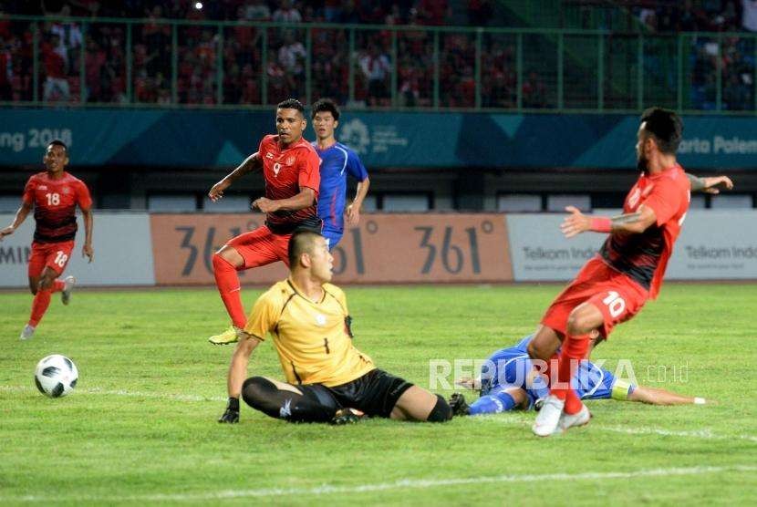 Pesepak bola Indonesia Alberto GOncalves da Costa berusaha mencetak gol ke gawang  China Taipe pada pertandingan Grup A Asian Games ke-18 di Stadion Patriot, Bekasi, Ahad (12/8).