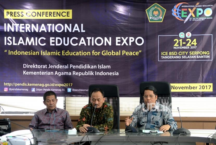 Dirjen Pendidikan Islam Kemenag Kamaruddin Amin, Setjen Pendidikan Islam Kemenag Isom Yusqi, dan Kabag Data, SI dan Humas Kemenang mizan Syaroni (dari kanan) memberikan konferensi pers terkait Pameran Pendidikan Islam Dunia di Jakarta.