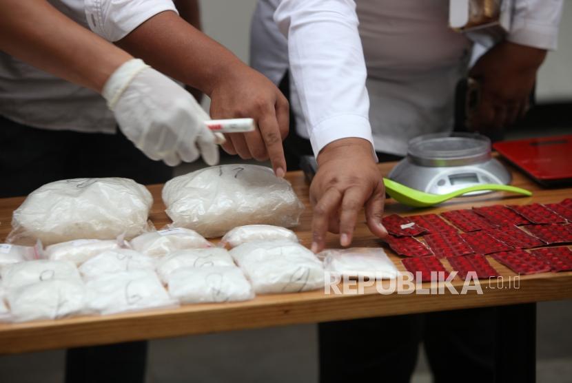 Barang bukti Narkoba jenis sabu dan ekstasi diperlihatkan saat rilis pengungkapan tindak pidana narkoba jenis ekstasi dan sabu jaringan Internasional untuk pasokan malam tahun baru di DKI Jakarta di Mapolda Metro Jaya, Jakarta, Rabu (27/12).