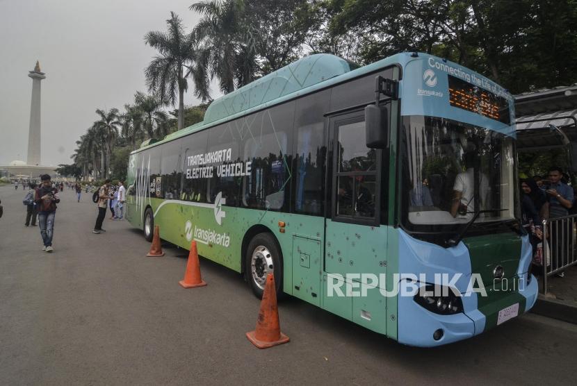 Uji Coba bus Listrik di Monas.Bus listrik milik PT Transportasi Jakarta (Transjakarta)  saat pra uji coba di Monas, Jakarta Pusat, Ahad (19/5).