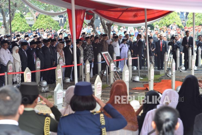 Prosesi jalannya upacara pemakaman Presiden RI ketiga BJ Habibie di Taman Makam Pahlawan Kalibata, Jakarta, Kamis (13/9).