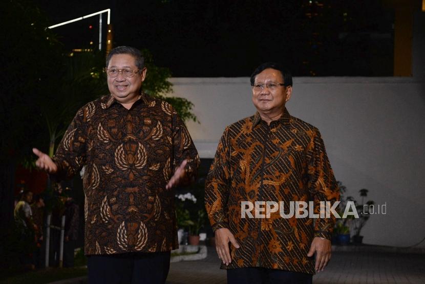 Ketua Umum Partai Demokrat Susilo Bambang Yudhoyono bersama dengan Ketua Umum Partai Gerindra Prabowo Subianto menyapa wartawan sebelum melakukan pertemuan di Mega Kuningan, Jakarta, Selasa (24/7).