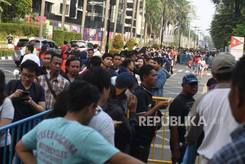 Suasana antrean penonton di loket tiket Asian Games di Kawasan Gelora Bung Karno, Jakarta, Rabu (22/8).