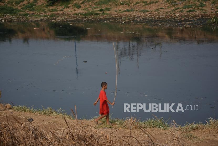 Sejumlah anak bermain dikawasan sungai Ciliwung yang menyusut akibat kemarau panjang, di Kawasan Banjir Kanal Barat, Jakarta Barat, Selasa (27/8/2019).