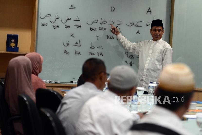 Ustaz Achmad Faridz Hasan memberikan penjelasan materi pada kegiatan 30 Menit Bisa Membaca Al Quran di Kantor Harian Republika, Jakarta, Sabtu (26/1).