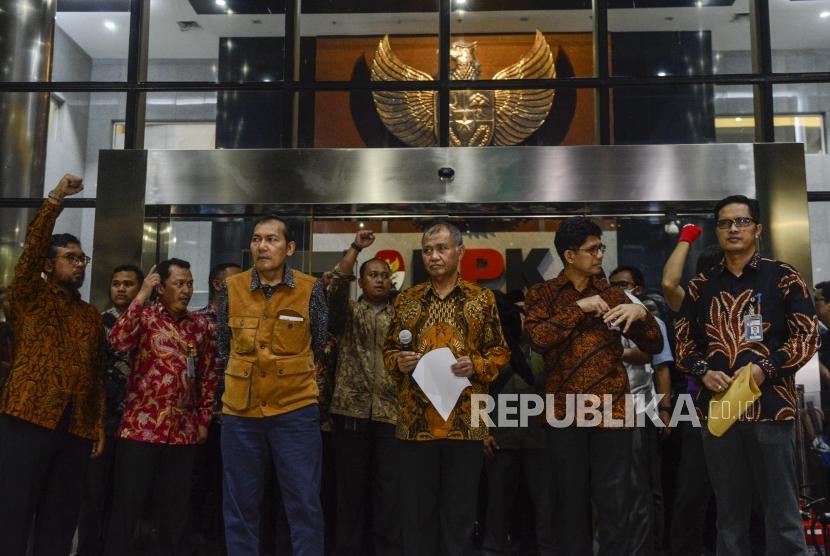 Ketua KPK Agus Rahardjo bersama Wakil Ketua KPK Laode M Syarif dan Saut Situmorang bersiap memberikan keterangan pers di Gedung KPK, Jakarta, Jumat (13/9).