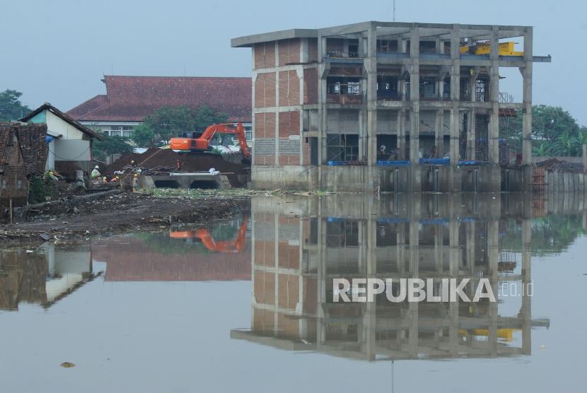 Para pekerja menyelesaikan Danau Retensi di Cieunteung, Kecamatan Baleendah, Kabupaten Bandung, terus meningkat, Kamis (8/11).