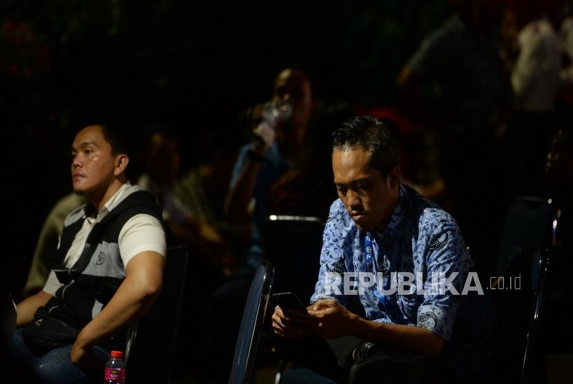 Crisis Center Lion Air. Keluarga korban pesawat Lion Air JT610 mendatangi crisis center di Halim Perdanakusuma, Jakarta, Senin (29/10).