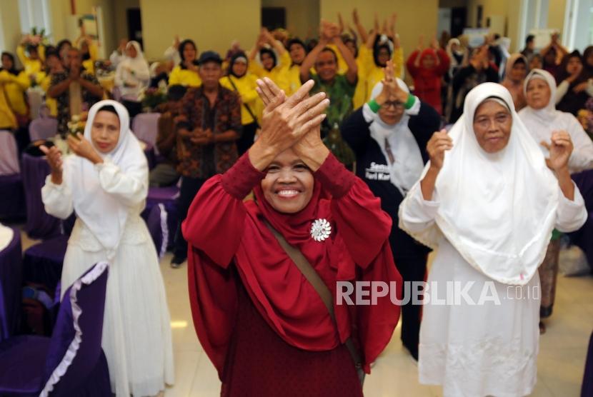 Sejumlah lansia menampilkan Tari Maumere di Zona Madinah, Parung, Bogor, Jawa Barat, Selasa (24/4).