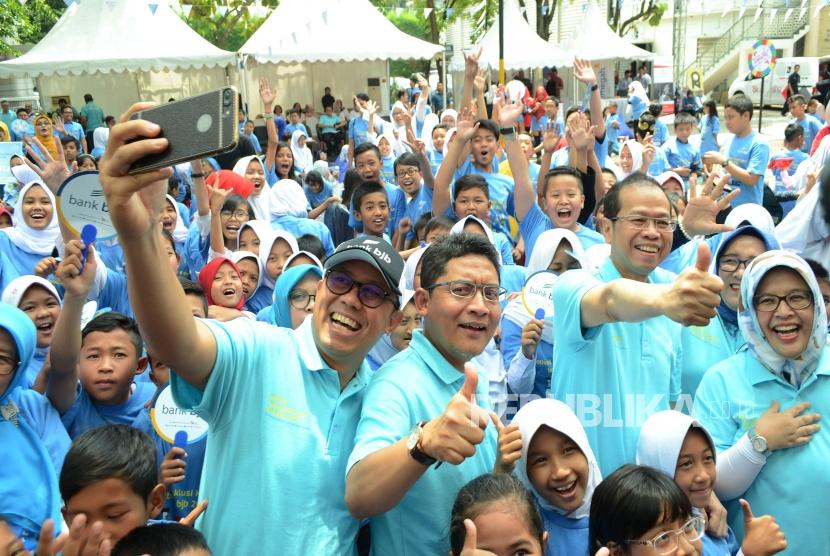 Dirut Bank BJB Ahmad Irfan (ketiga kiri), dan Kepala OJK Regional 2 Jawa Barat Sarwono (kedua kiri) bersama para direksi, berfoto bersama dengan para pelajar pada Festival Inklusi Keuangan Bank BJB 2018, di halaman Kantor Pusat Bank BJB, Kota Bandung, Rabu (24/10).