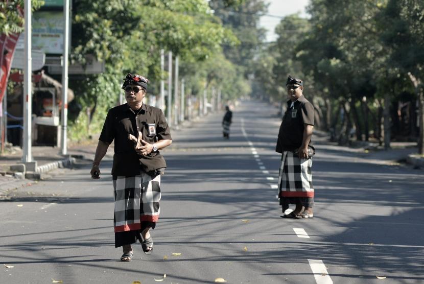 Pecalang atau petugas pengamanan adat Bali memantau situasi saat Hari Raya Nyepi Tahun Saka 1940 di wilayah Desa Adat Tuban, Badung, Bali, Sabtu (17/3).
