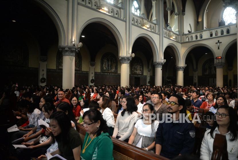 Misa Natal Katedral. Umat Kristiani mengikuti Misa Natal di Gereja Katedral, Jakarta, Selasa (25/12).