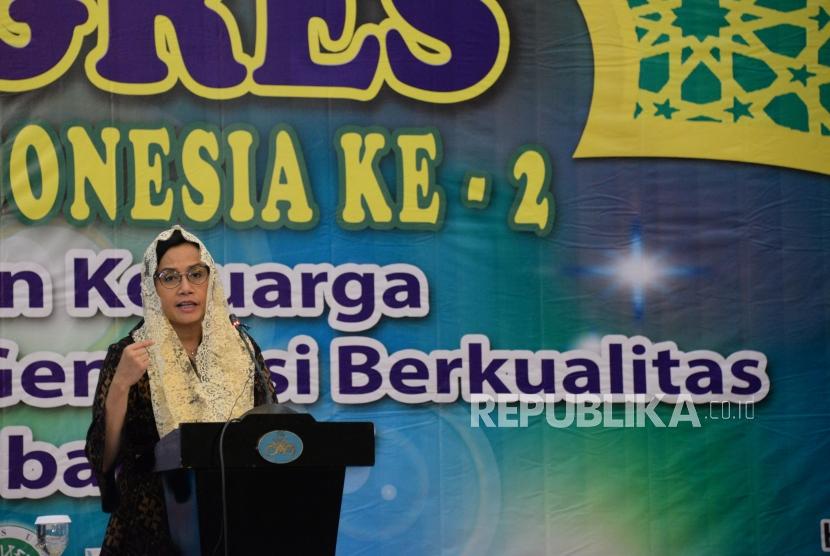 Menkeu Sri Mulyani memberikan sambutan pada pembukaan kongres muslimah Indonesia ke-2 di Jakarta ,Senin (17/12).