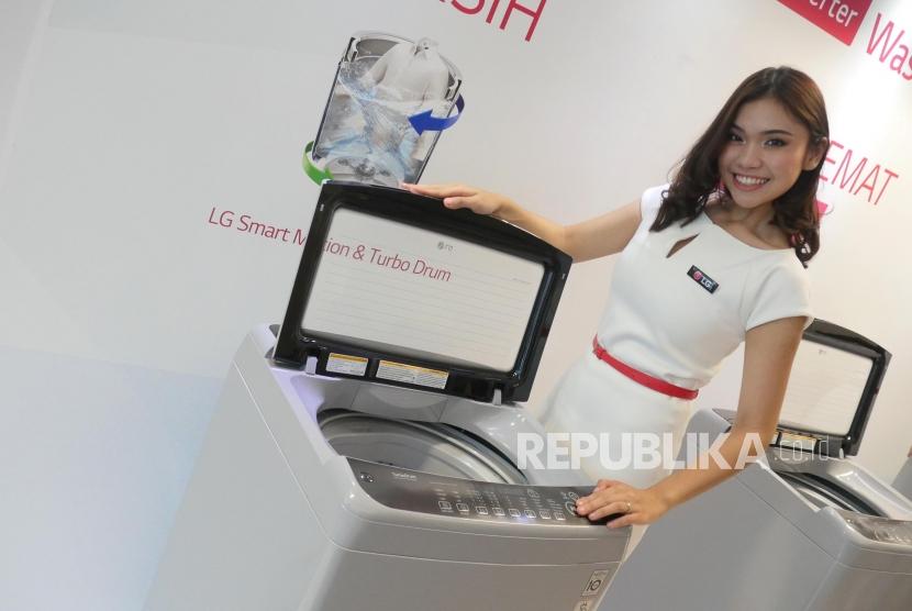 Seorang model memperlihatkan mesin cuci produksi LG. ilustrasi