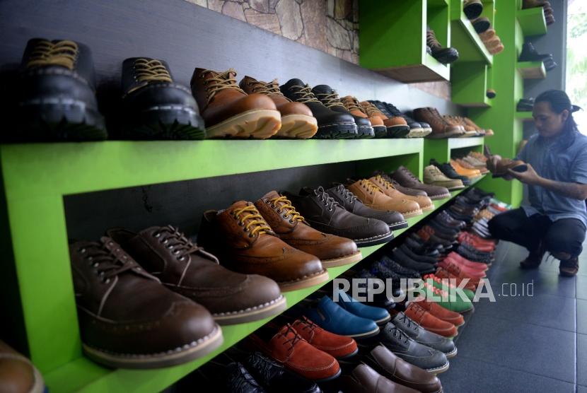 Calon pembeli mengamati sepatu produksi dalam negeri (ilustrasi)