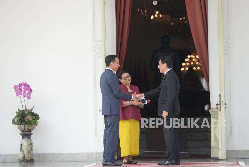 Presiden Menerima Dubes LBBP. Presiden Joko Widodo, Menlu Retno Marsudi, dan Duta Besar Luar Biasa dan Berkuasa Penuh (LBBP) Thailand Songphol Sukchan (dari kiri) berbincang di veranda Istana Merdeka, Jakarta, Senin (13/8).